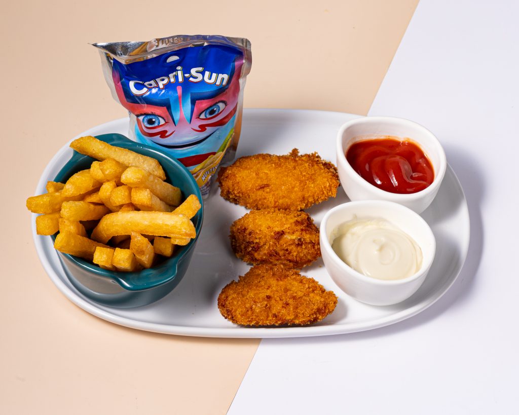 Nuggets croustillants avec frites et sauces servis au restaurant Just Well à Cergy