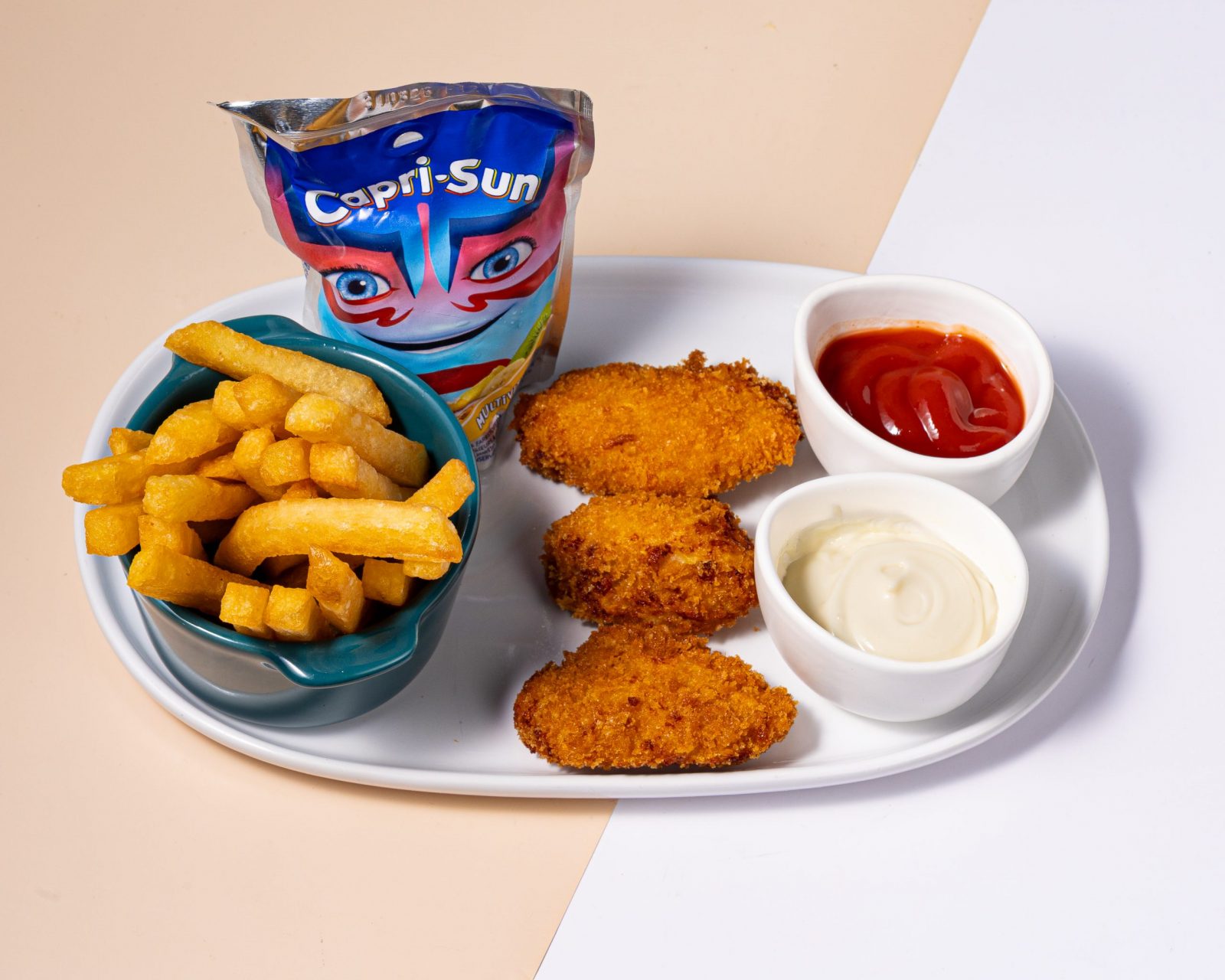 Nuggets croustillants avec frites et sauces servis au restaurant Just Well à Cergy